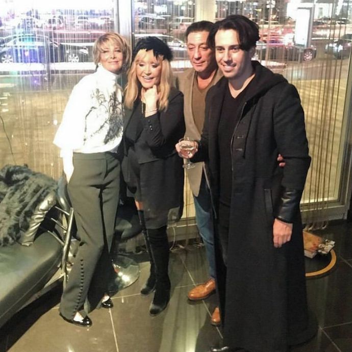    (Alla Pugacheva Photo)  ,    /  - 24