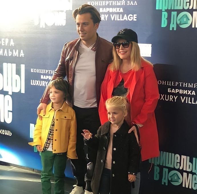    (Alla Pugacheva Photo)  ,    /  - 25