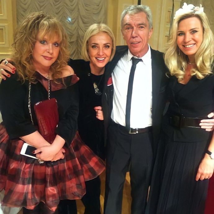    (Alla Pugacheva Photo)  ,    /  - 35