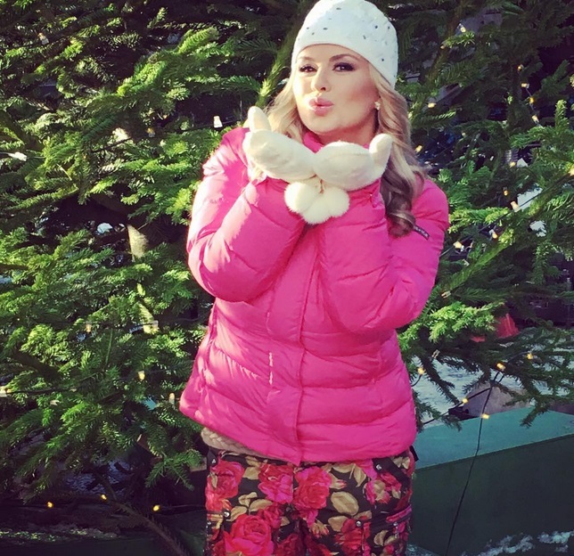    (Anna Semenovich Photo)  ,     /  - 90