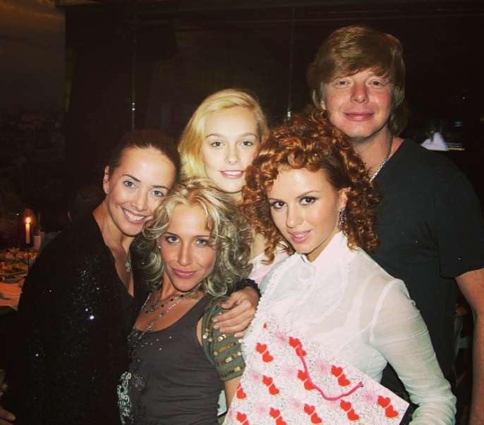    (Anna Semenovich Photo)  ,     /  - 104