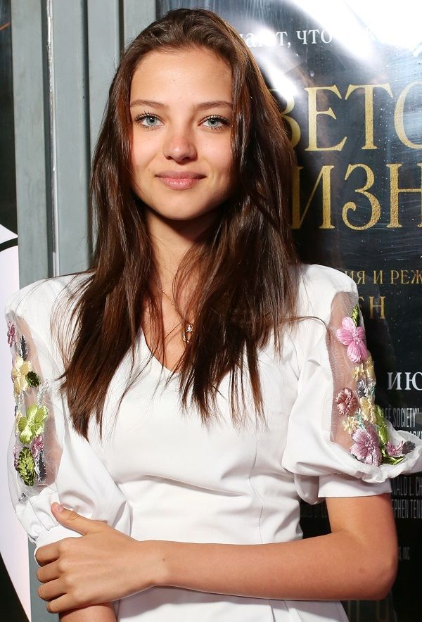   ( , Lesya Kafelnikova)  - ,    /  - 48