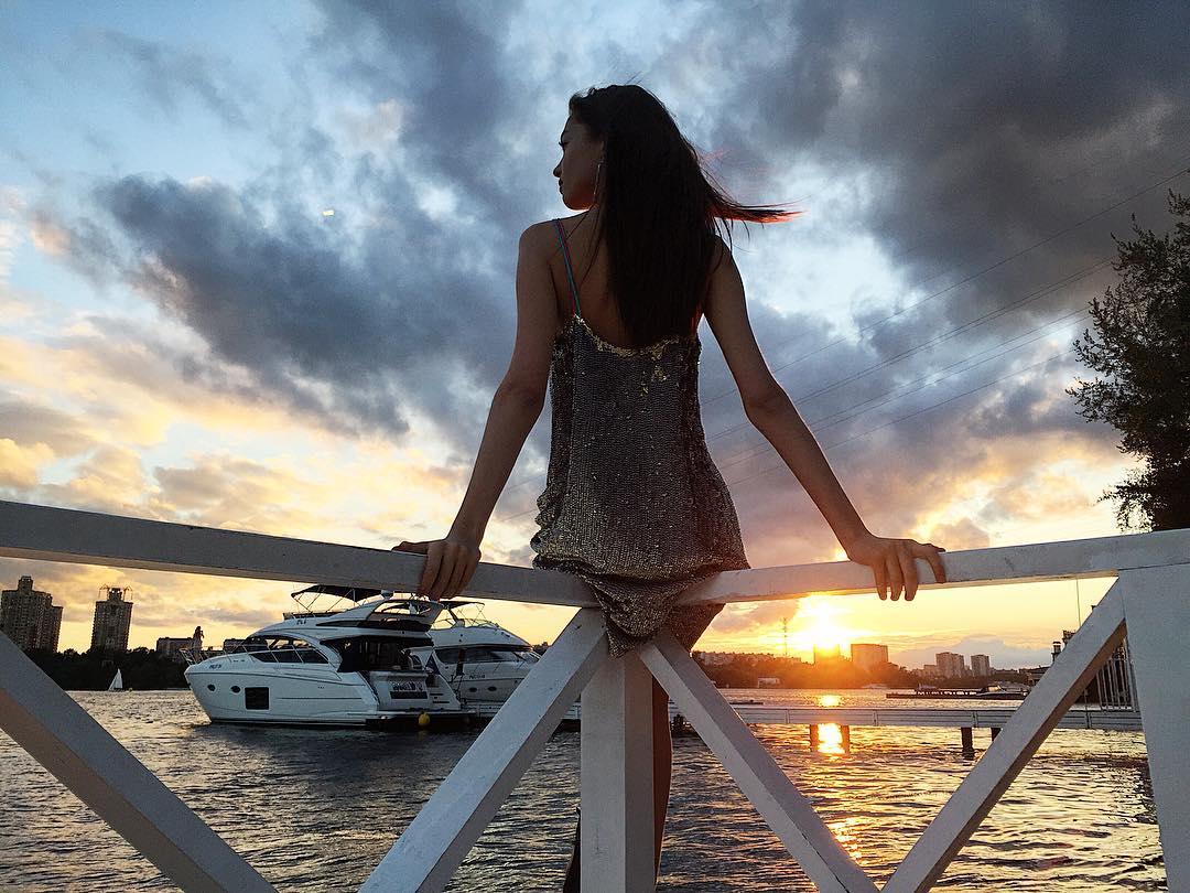   ( , Lesya Kafelnikova)  - ,    /  - 52