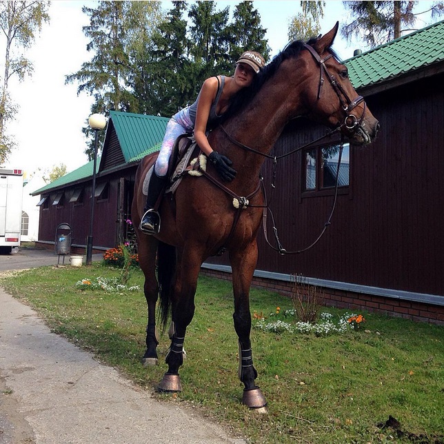   ( , Lesya Kafelnikova)  - ,    /  - 80