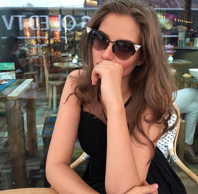   ( , Lesya Kafelnikova)  - ,    /  - 105