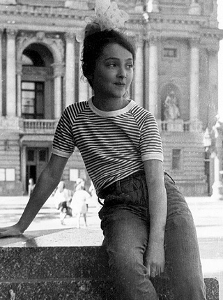    (Lolita Milyavskaya Photo)  , ,        /  - 90