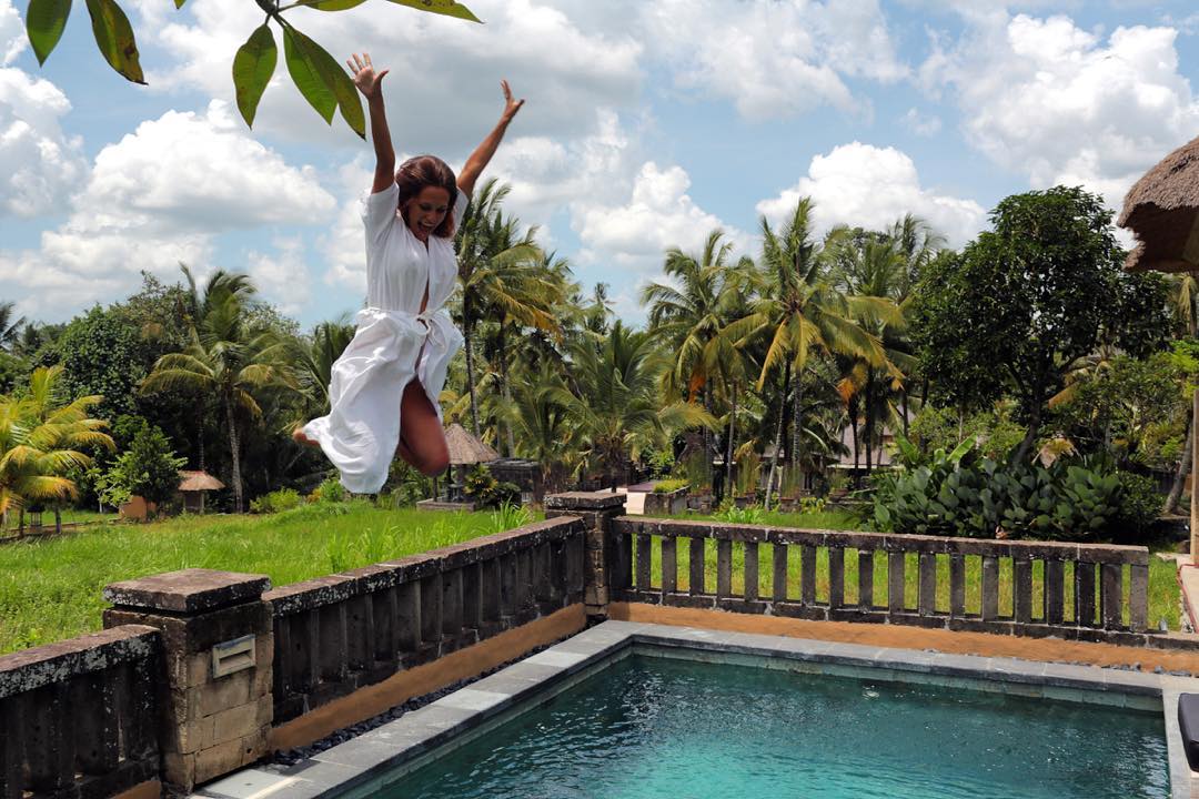   (Mary Shum)  -  Mavrin,    /  - 203