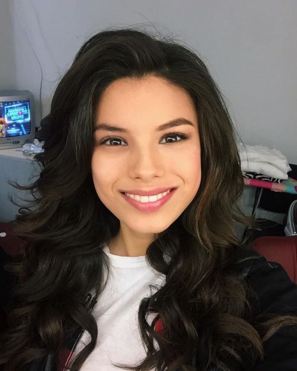   (Michelle Andrade)  -  /  - 128