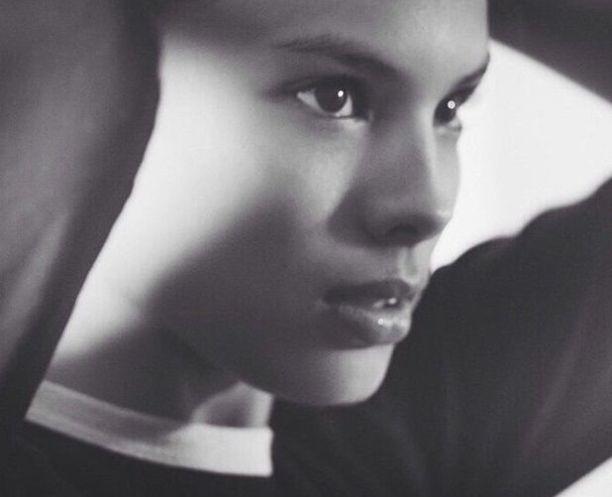 ������ ������� (Michelle Andrade) ���� - ������ / �������� - 332