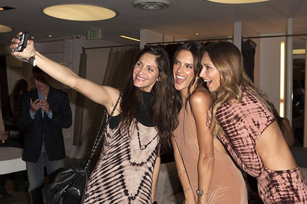 Alessandra Ambrosio Photo (  )   /  - 107