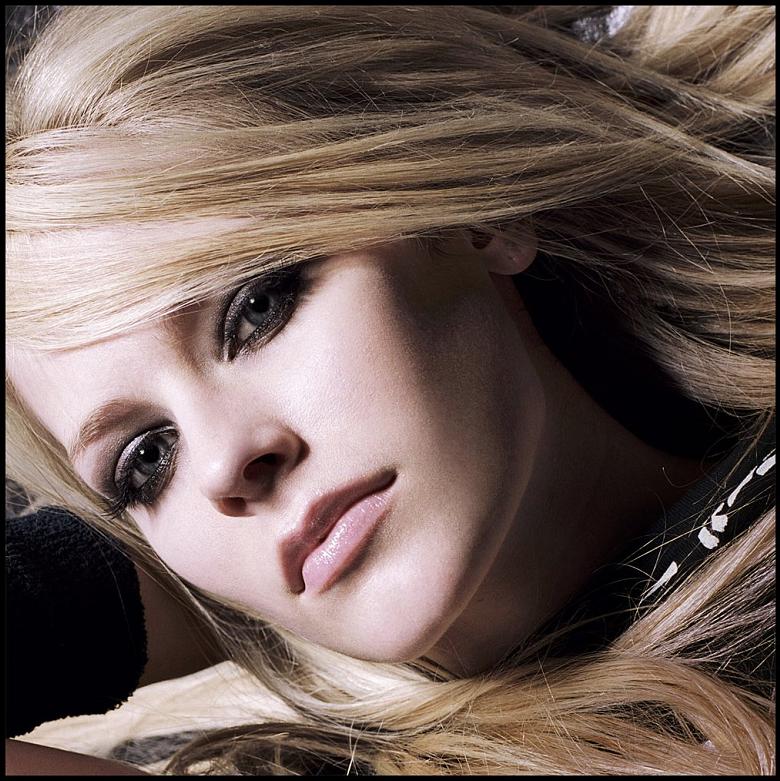 Avril Lavigne Photo (  )   /  - 30