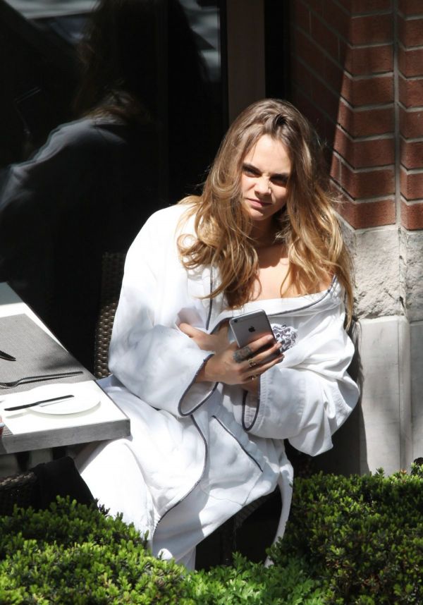 Cara Delevingne Photo (  )   /  - 38