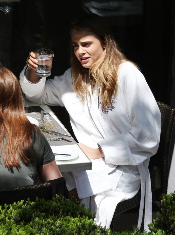 Cara Delevingne Photo (  )   /  - 39