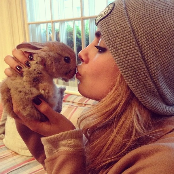 Cara Delevingne Photo (  )   /  - 99