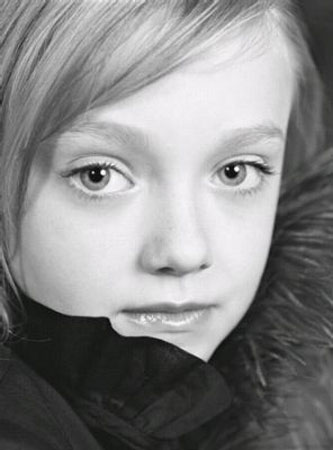 Dakota Fanning Photo (  )    /  - 34