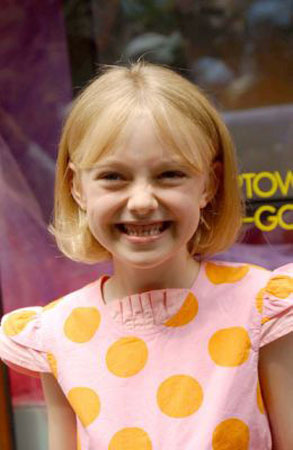 Dakota Fanning Photo (  )    /  - 39