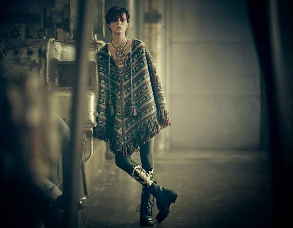 Edie Campbell Photo (  )   /  - 6