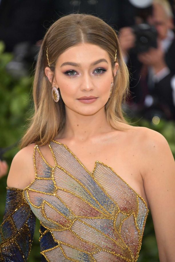 Gigi Hadid Photo (  )    -,  /  - 28