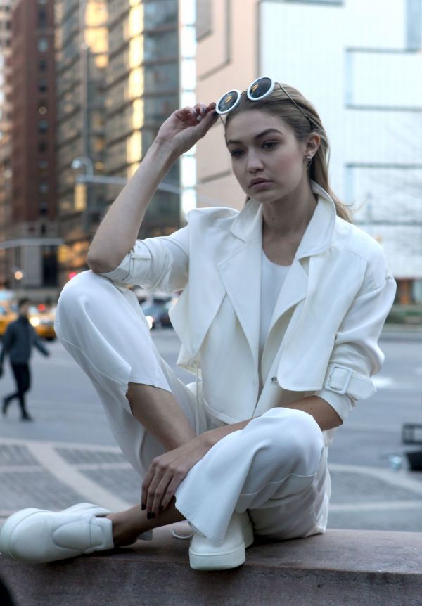 Gigi Hadid Photo (  )    -,  /  - 50