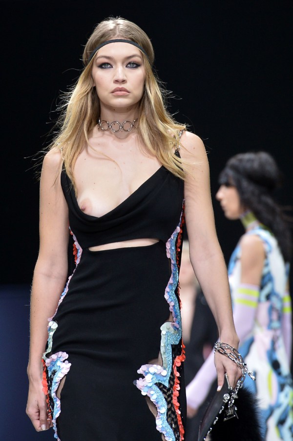 Gigi Hadid Photo (  )    -,  /  - 59