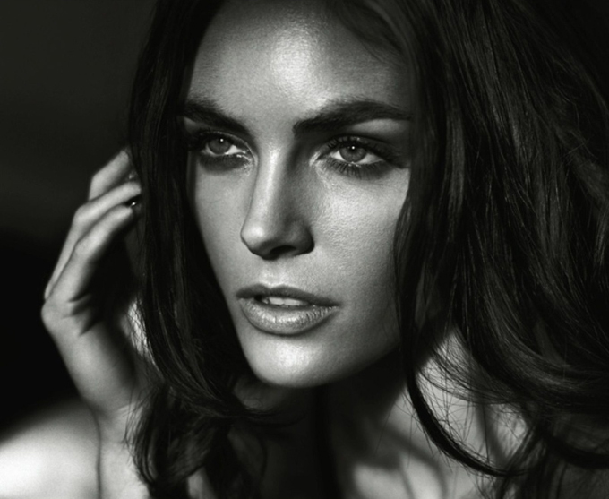 Hilary Rhoda Photo (  )   /  - 33