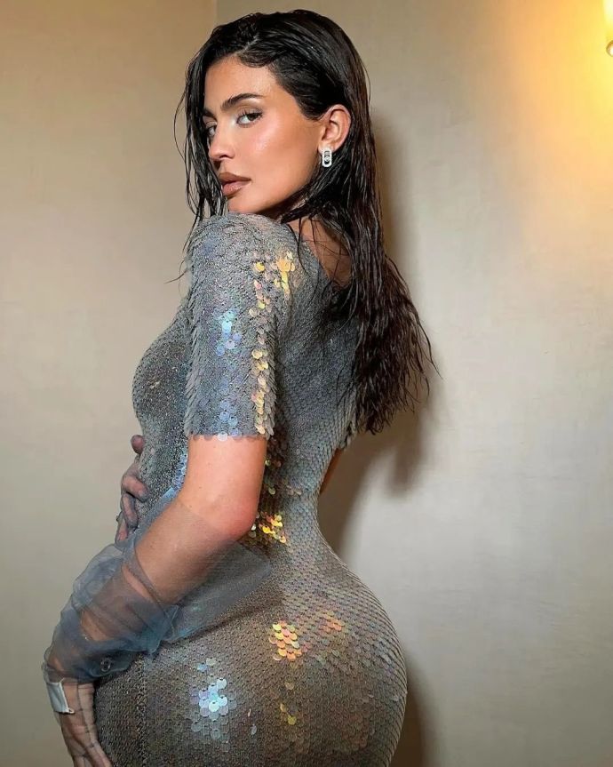   (Kylie Jenner) -  (     ) /  - 25