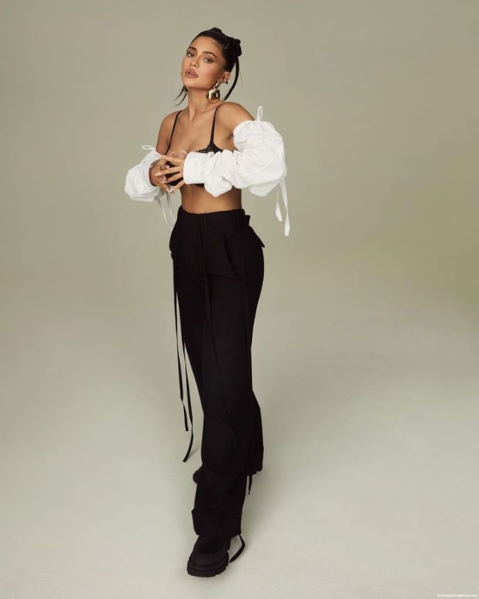   (Kylie Jenner) -  (     ) /  - 33