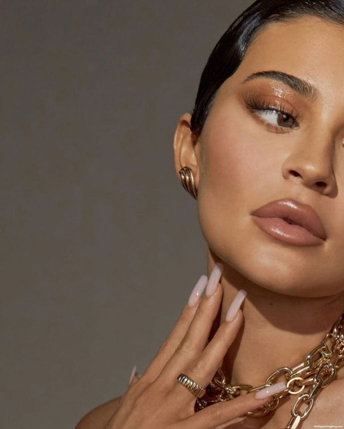   (Kylie Jenner) -  (     ) /  - 35