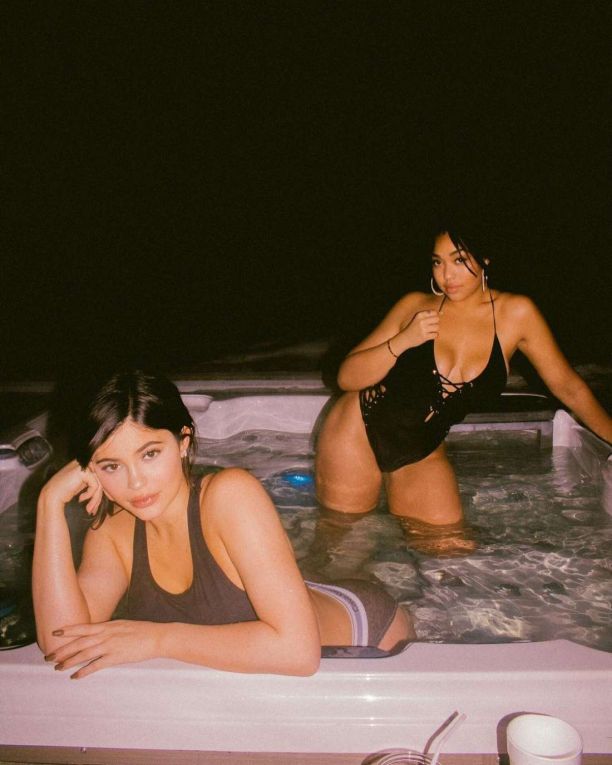   (Kylie Jenner) -  (     ) /  - 45