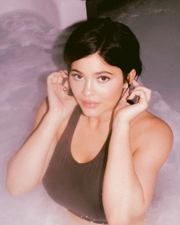   (Kylie Jenner) -  (     ) /  - 47