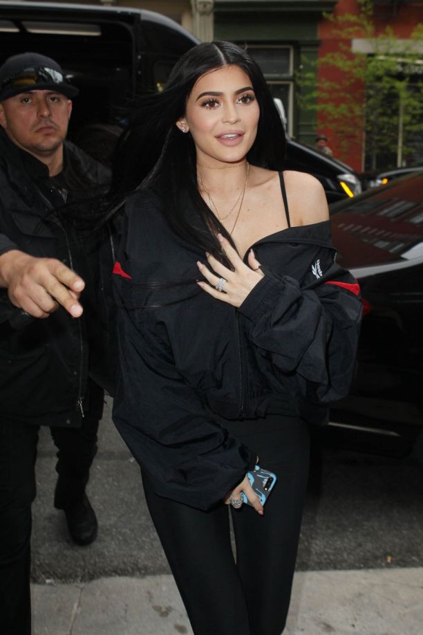   (Kylie Jenner) -  (     ) /  - 48