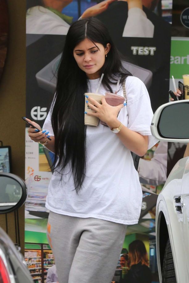   (Kylie Jenner) -  (     ) /  - 51