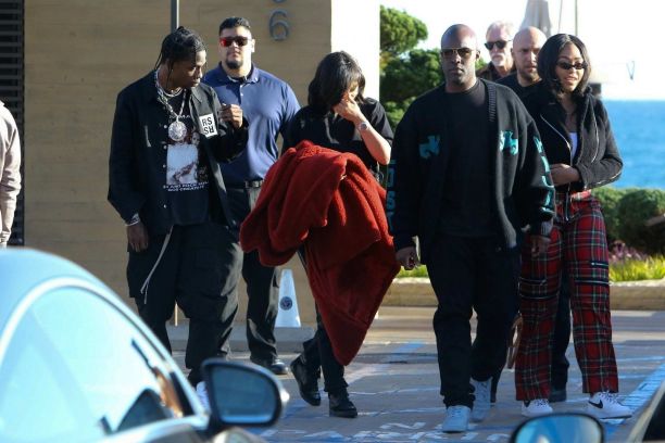   (Kylie Jenner) -  (     ) /  - 52
