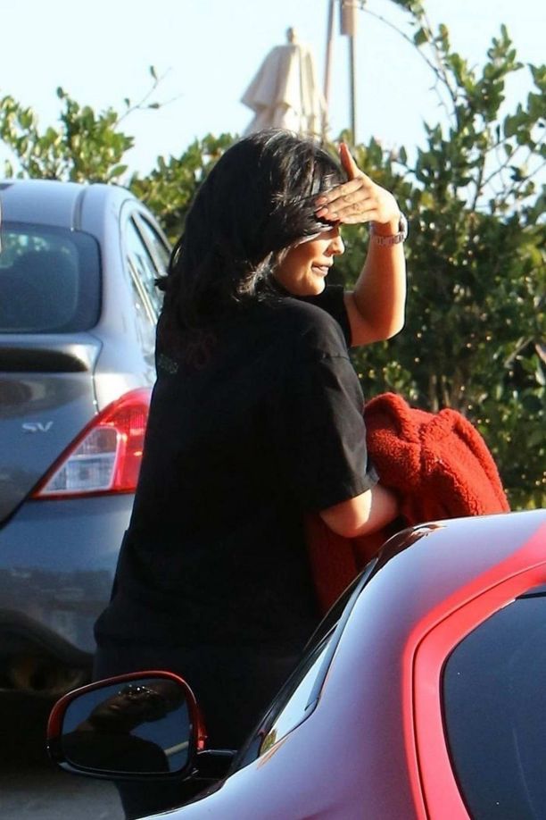   (Kylie Jenner) -  (     ) /  - 53
