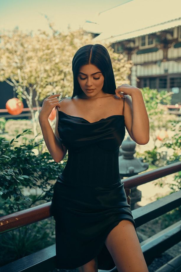   (Kylie Jenner) -  (     ) /  - 57