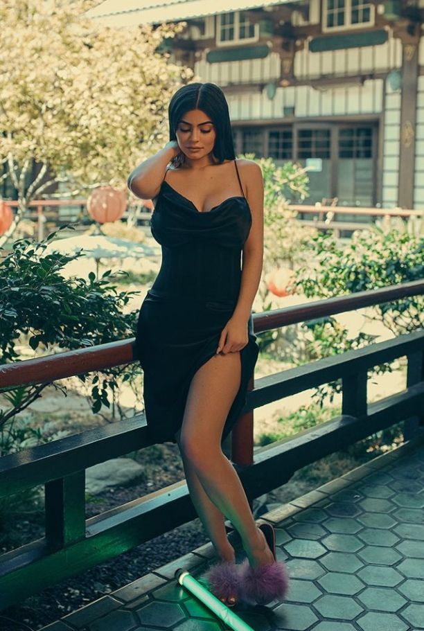   (Kylie Jenner) -  (     ) /  - 58
