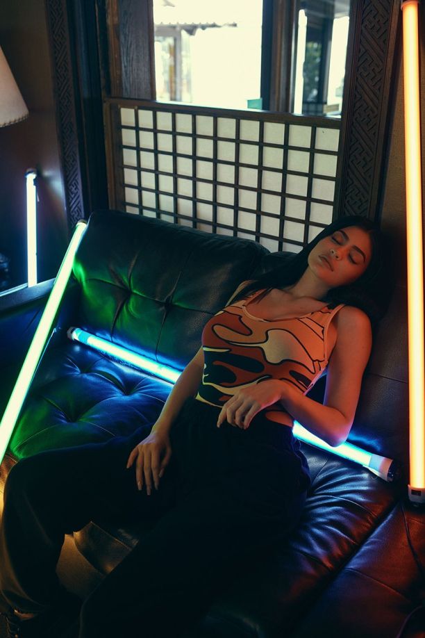   (Kylie Jenner) -  (     ) /  - 60