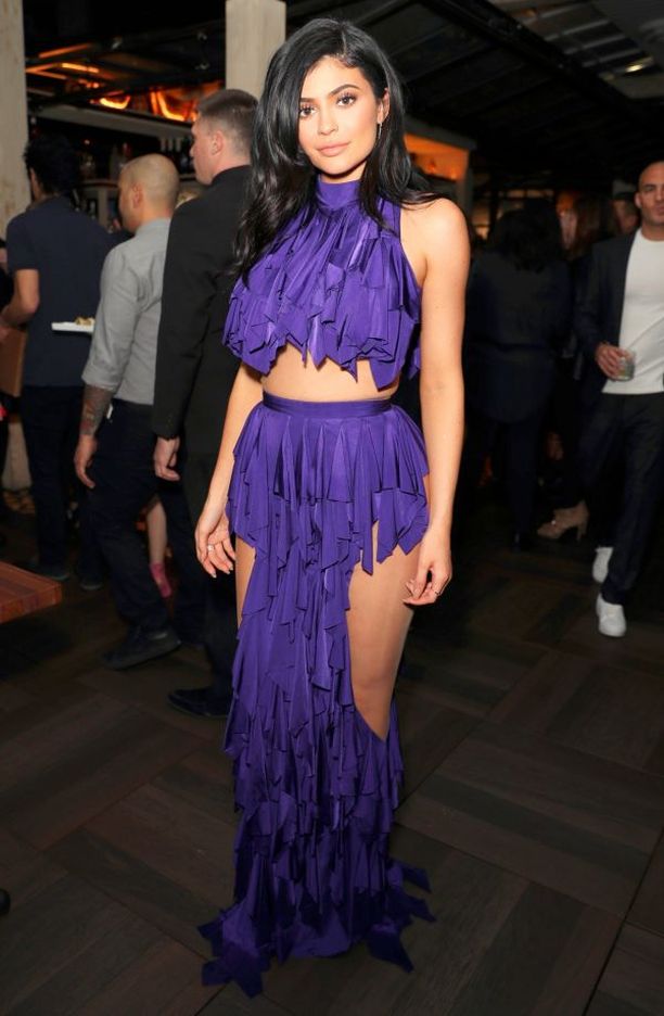  (Kylie Jenner) -  (     ) /  - 74
