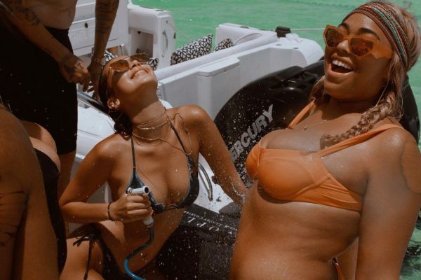   (Kylie Jenner) -  (     ) /  - 135