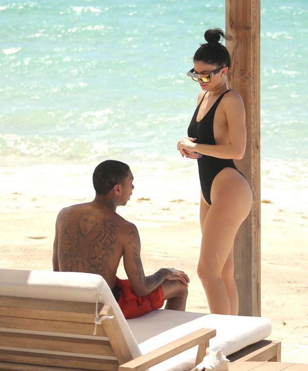   (Kylie Jenner) -  (     ) /  - 149