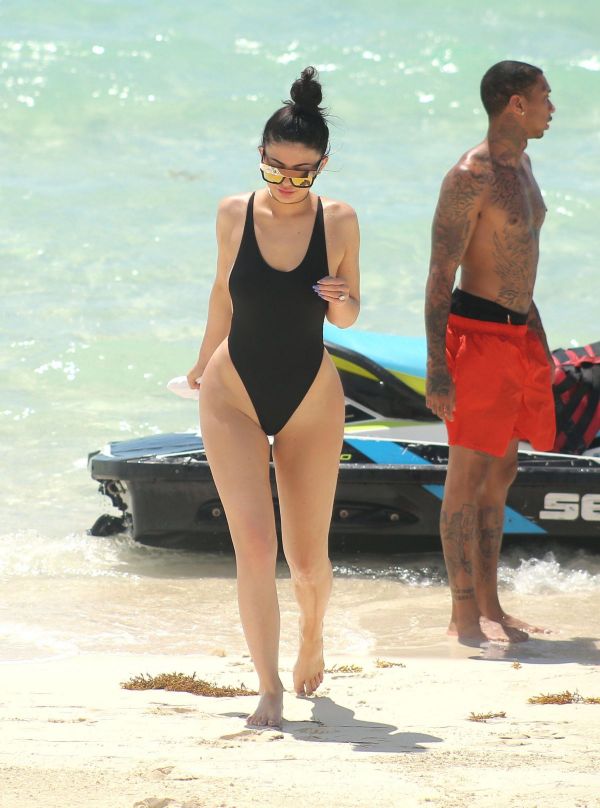   (Kylie Jenner) -  (     ) /  - 150