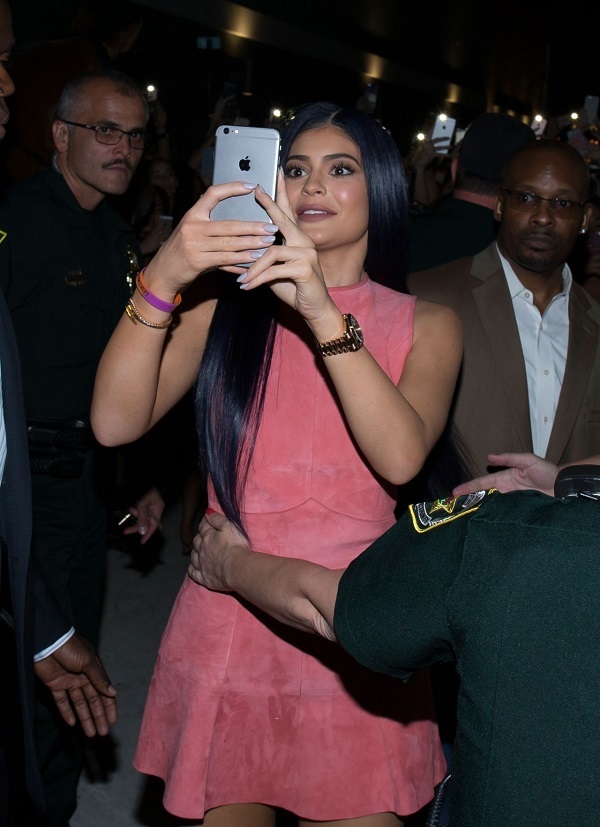   (Kylie Jenner) -  (     ) /  - 185