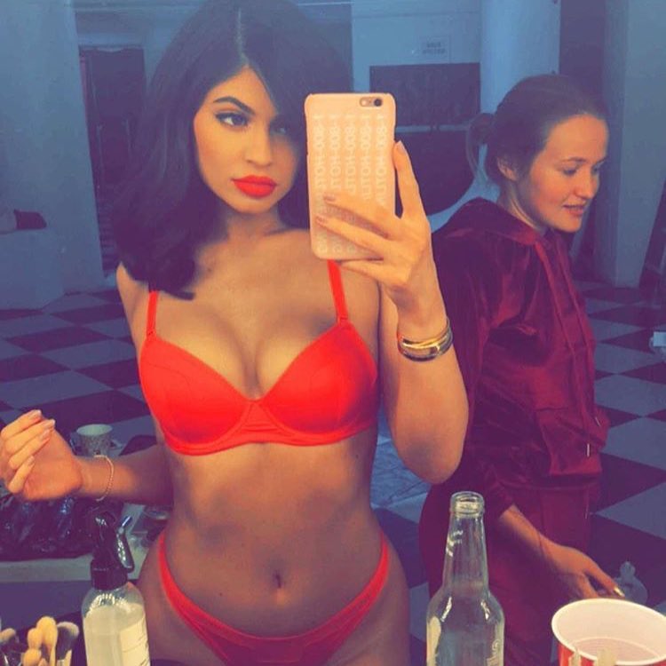   (Kylie Jenner) -  (     ) /  - 195