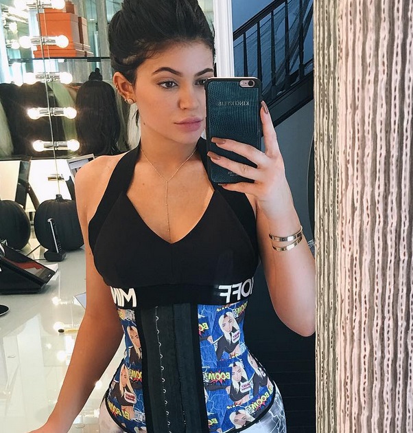   (Kylie Jenner) -  (     ) /  - 212