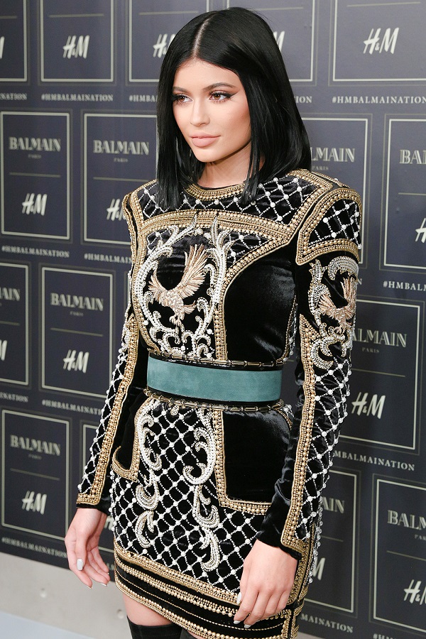   (Kylie Jenner) -  (     ) /  - 220