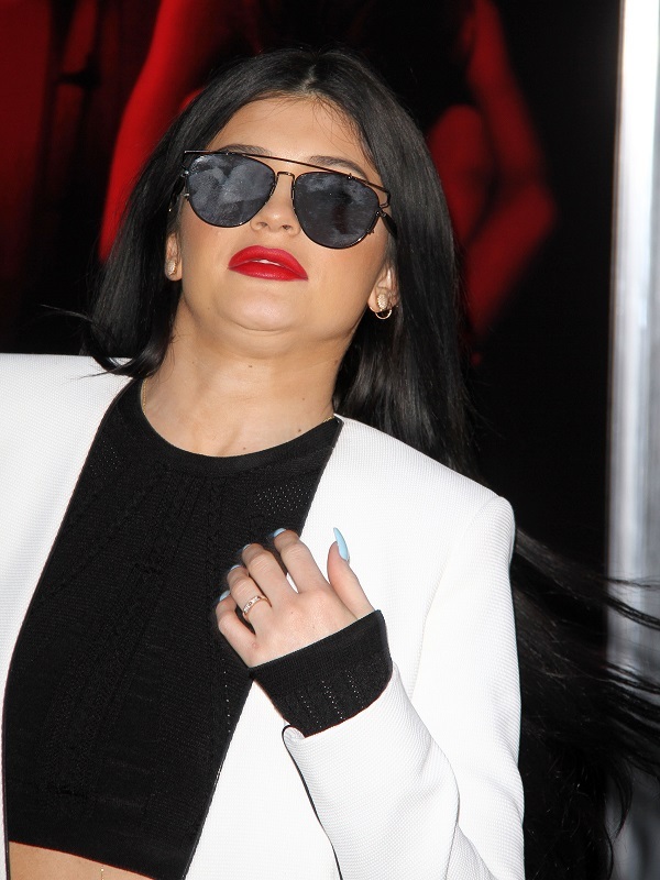  (Kylie Jenner) -  (     ) /  - 233