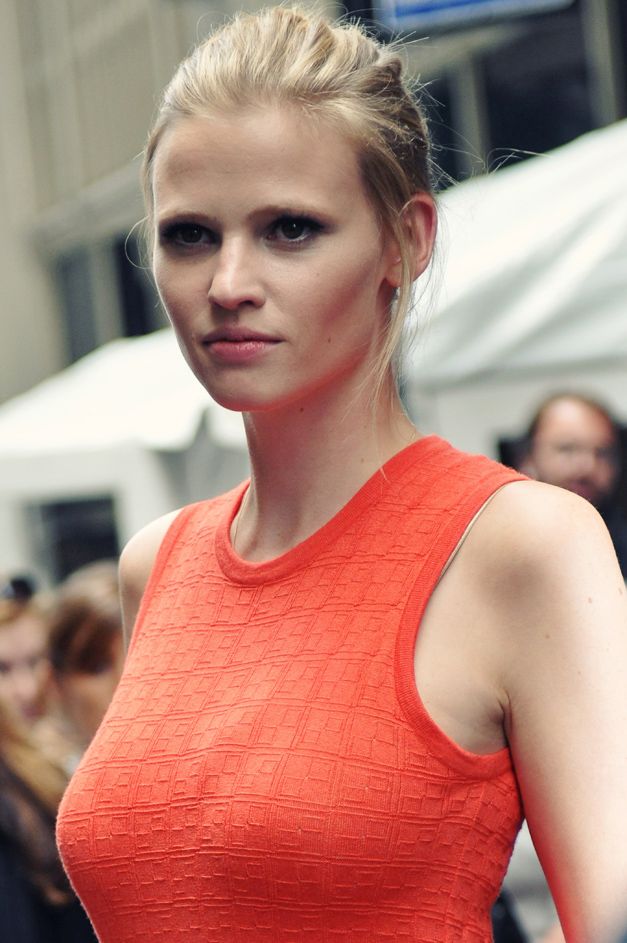 Lara Stone Photo (  )  /  - 9