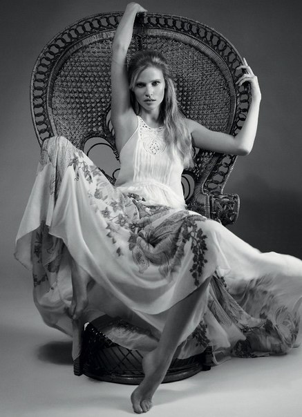 Lara Stone Photo (  )  /  - 28