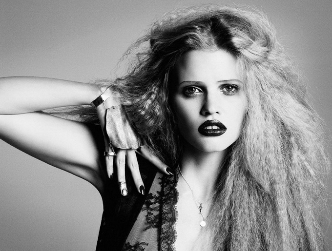 Lara Stone Photo (  )  /  - 67