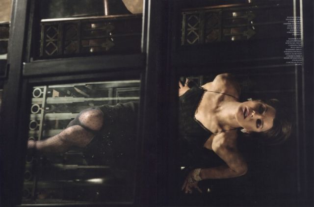 Milla Jovovich Photo (  )   /  - 39